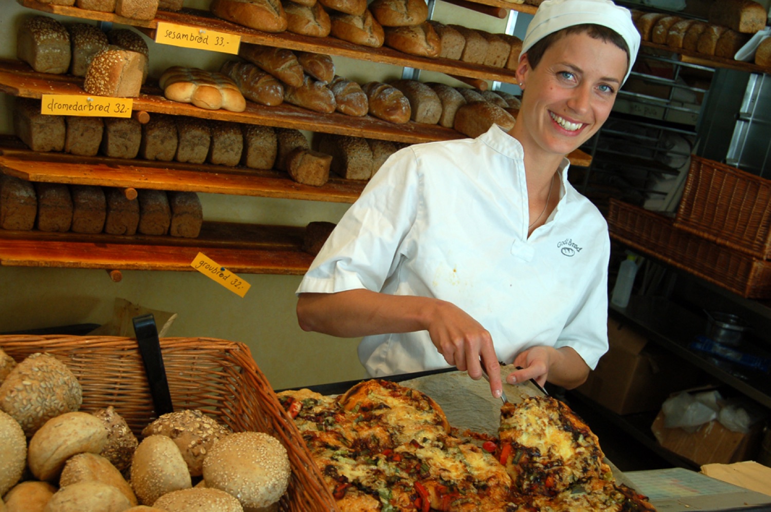 Un artisan au travail dans son atelier
